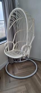 Witte rotan hangstoel met standaard, Huis en Inrichting, Stoelen, Wit, Zo goed als nieuw, Eén, Ophalen