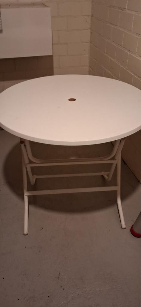 Opklapbare (tuin)tafel, wit, rond, ruimte voor dunne parasol, Tuin en Terras, Ophalen, Zo goed als nieuw, Rond, Kunststof