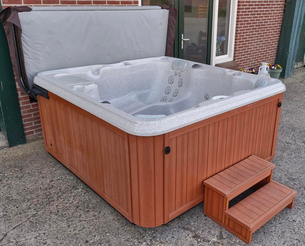 Amerikaanse Sundance Spas Jacuzzi., Ophalen, Zo goed als nieuw, Afdekzeil, Vast