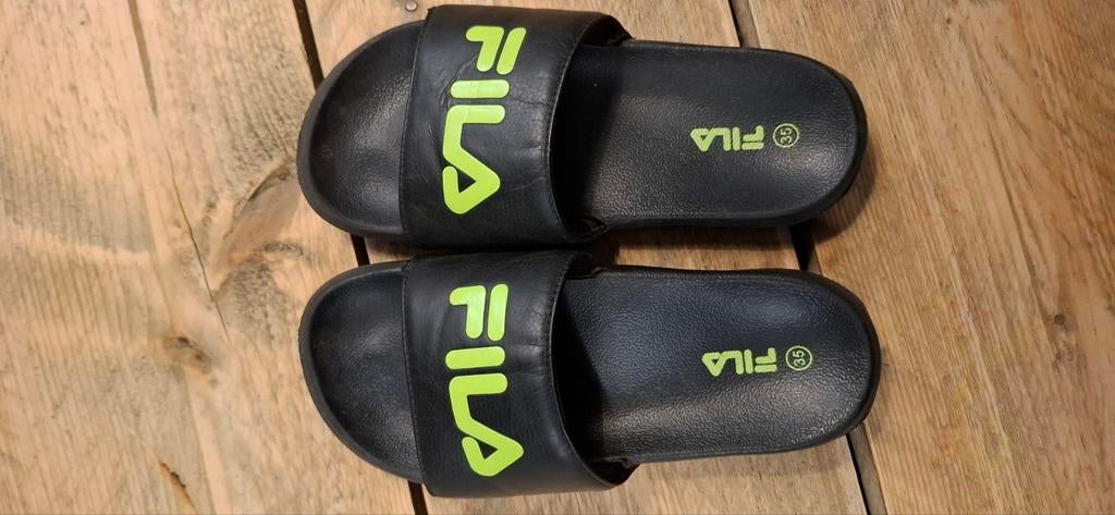 Fila slippers zwart met groene opdruk - Maat 35, Slippers, Zwart, Ophalen of Verzenden, Fila