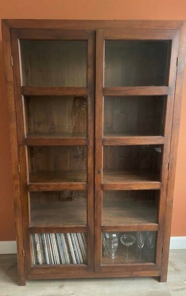 Massief houten vitrinekast met glazen deuren, Huis en Inrichting, Ophalen, Gebruikt, 100 tot 150 cm, Vintage, klassiek