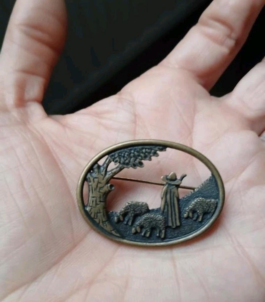 Vintage broche herder met schapen, Ophalen of Verzenden, Zo goed als nieuw, Overige materialen