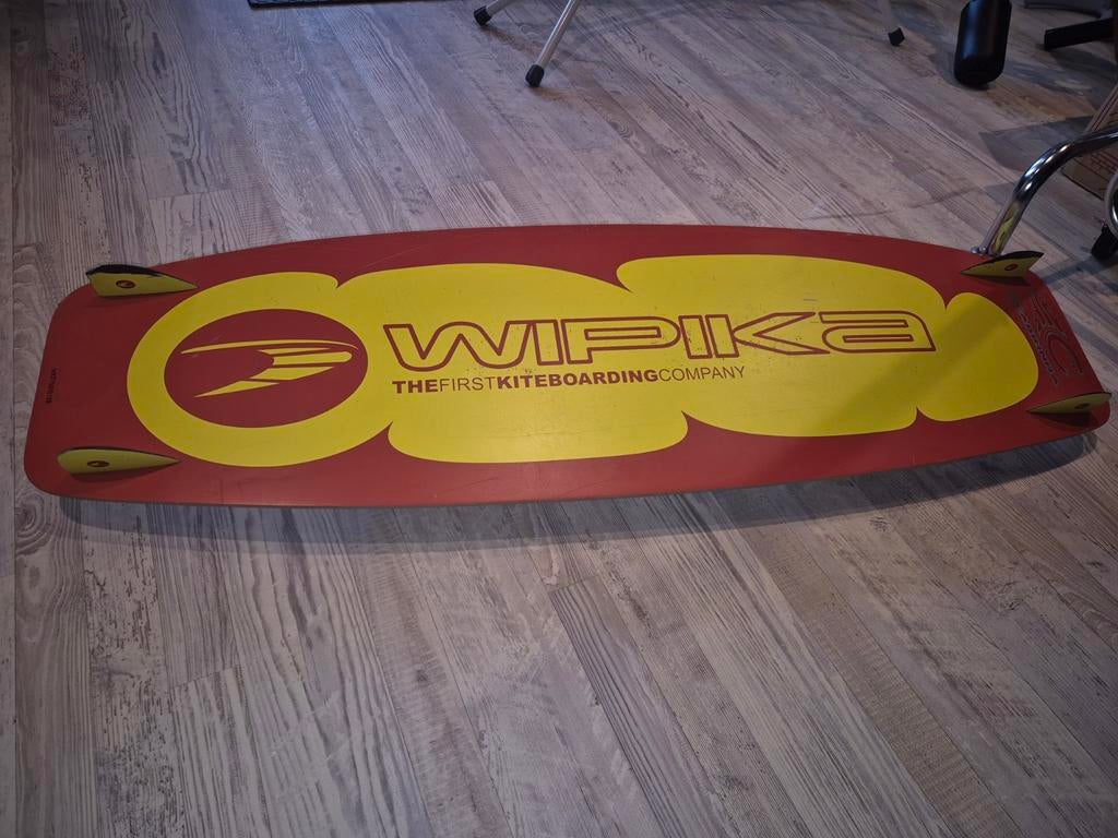 Oud Wipika Serum kiteboard met beschadigde pads, Watersport en Boten, Kitesurfen, Ophalen, Gebruikt, Twintip, Kiteboard