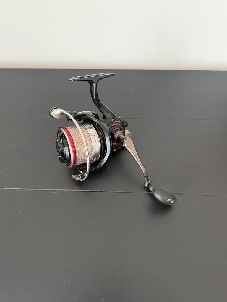 Te koop Daiwa Cast IZM 25QDA molen, Ophalen of Verzenden, Zo goed als nieuw, Molen
