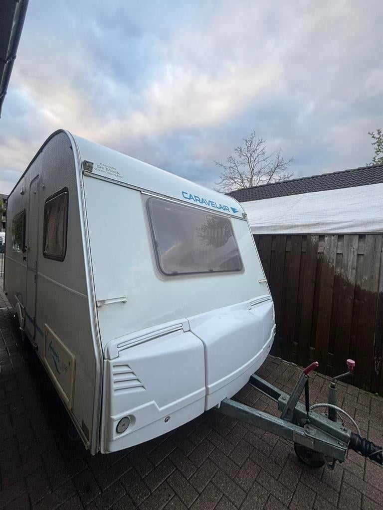 Nette! Caravelair met kinder kamer en voortent en luifel, Caravans en Kamperen, Bedrijf, Treinzit, 4 tot 5 meter, Vast bed