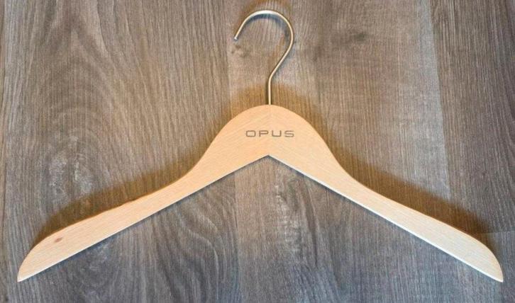 kledinghangers 38 stuks, Kleding | Dames, Kledinghangers, Zo goed als nieuw, Hout, Volwassenen, Ophalen of Verzenden