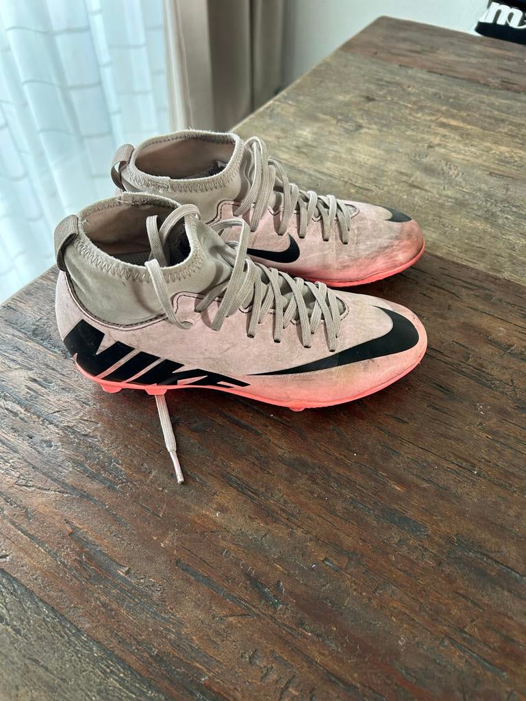 Nike Voetbalschoenen - Roze/Zwart, Sport en Fitness, Voetbal, Ophalen of Verzenden, Gebruikt, Schoenen