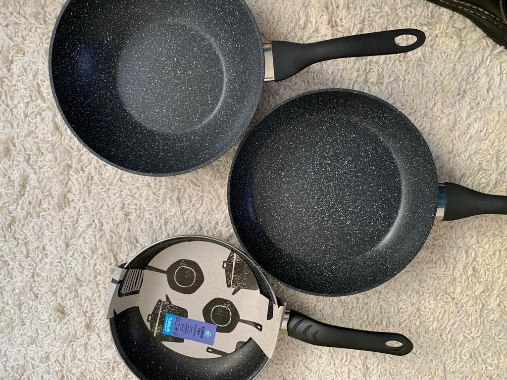 3 nieuwe koekenpannen emaille met anti aanbaklaag, Huis en Inrichting, Ophalen, Nieuw, Overige materialen, Koekenpan of Braadpan