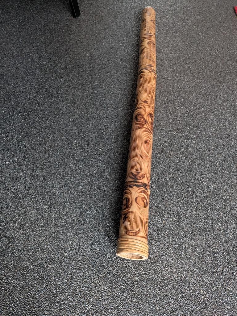 Didgeridoo van houtsnijwerk, Muziek en Instrumenten, Blaasinstrumenten | Didgeridoos, Ophalen, Gebruikt