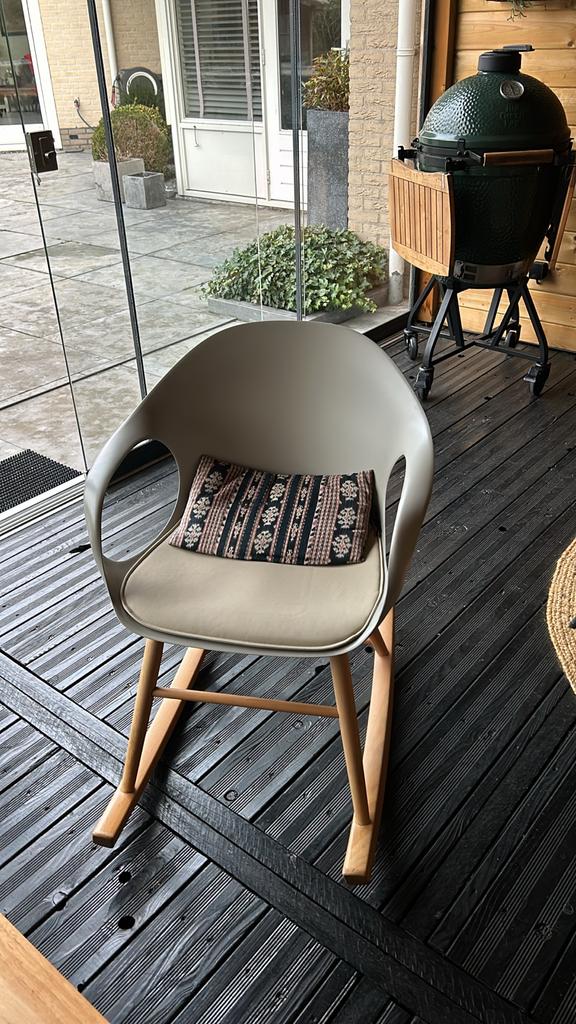 Moderne schommelstoel, grijs met houten onderstel, Ophalen, Zo goed als nieuw, Hout, Eén