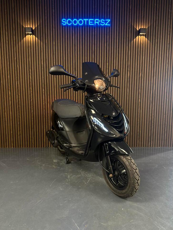 Piaggio zip 4t 2v|Sp look|2015|Carburateur|Full option, Fietsen en Brommers, Scooters | Piaggio, Zo goed als nieuw, Zip, Benzine