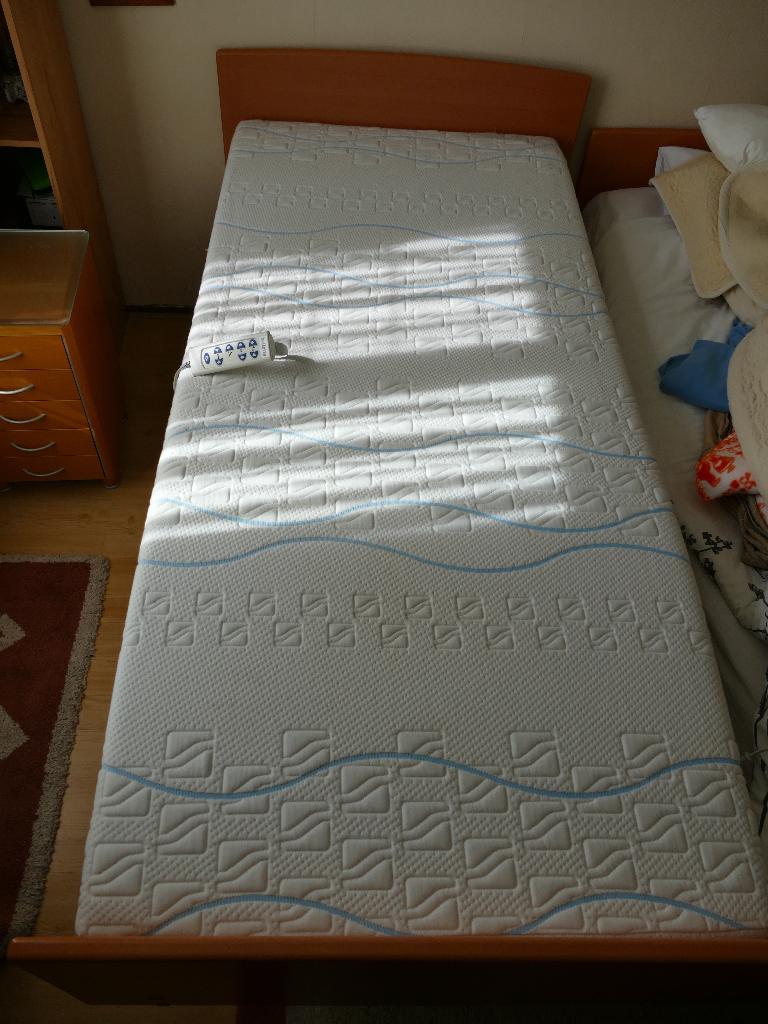 seniorenbed 1 persoons 90x200, Huis en Inrichting, Slaapkamer | Bedden, Gebruikt, Eenpersoons, 90 cm, 200 cm, Hout, Bruin, Verstelbaar