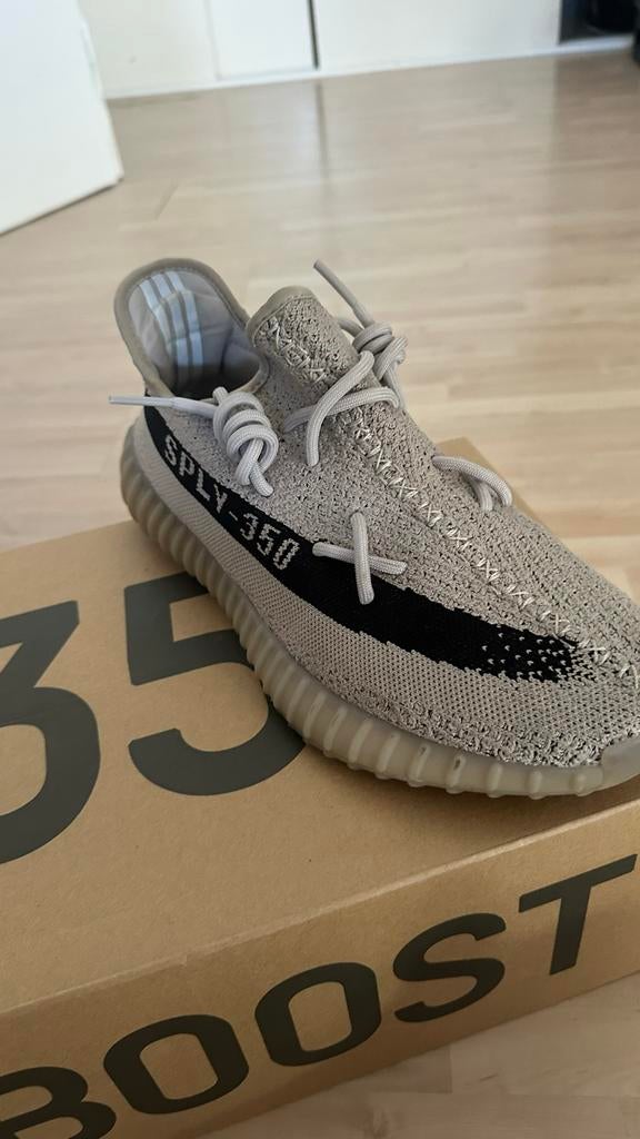 Adidas Yeezy Boost 350 V2 Slate HP7870 - Maat 44, Kleding | Heren, Schoenen, Ophalen of Verzenden, Gedragen, Overige kleuren, Sneakers of Gympen