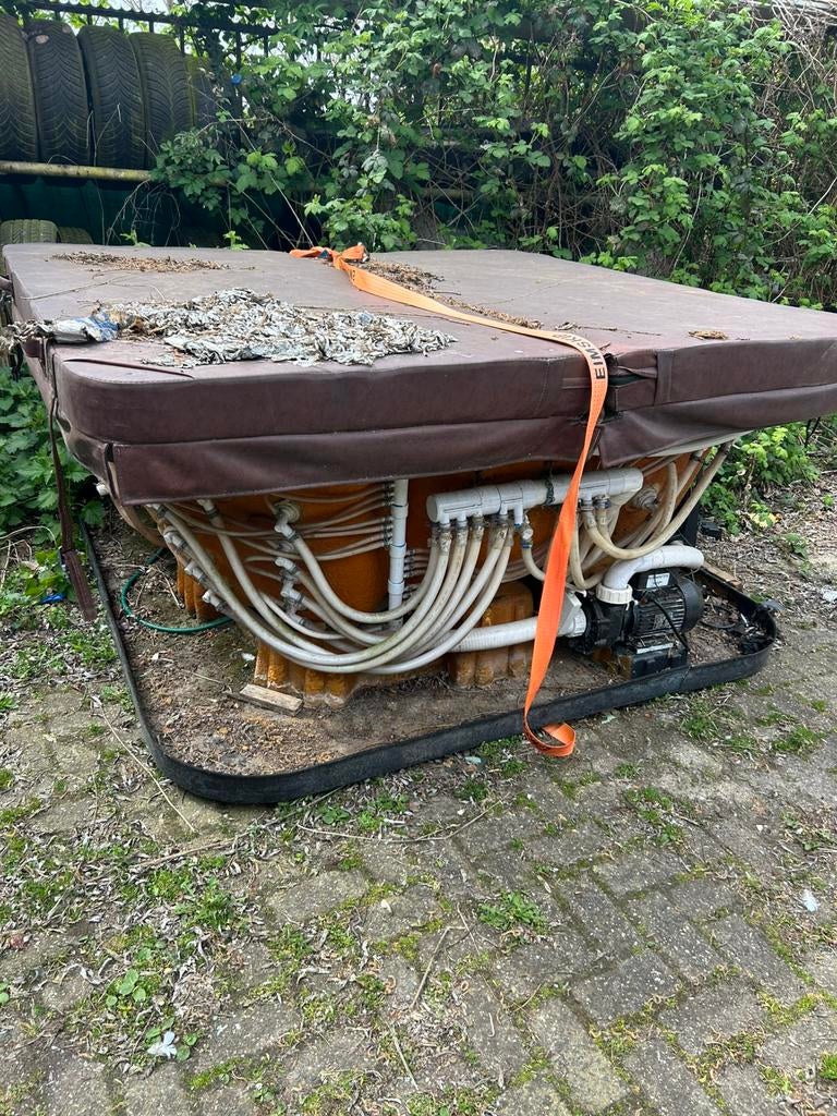 GRATIS JACUZZI – MOET ZSM WEG!, Ophalen, Gebruikt, Vast
