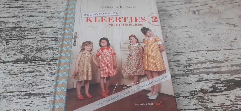 Zelfgemaakte kleertjes 2 voor toffe meisjes Catharine Deweer, Ophalen of Verzenden, Nieuw, Kind, Overige merken