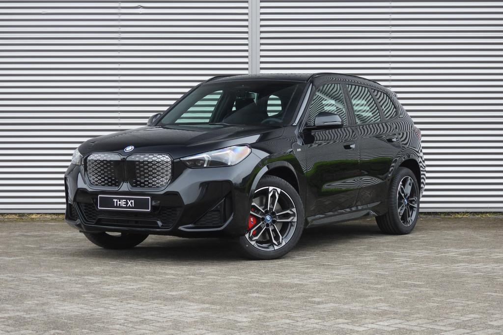 BMW iX1 xDrive30 M Sport / Panoramadak / Sportstoelen / Acht, Automaat, Zwart, Zwart, 1985 kg