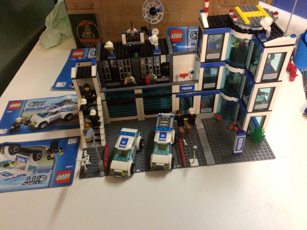 Lego City Politiebureau 7498, Lego, Ophalen of Verzenden, Complete set, Inclusief instructies