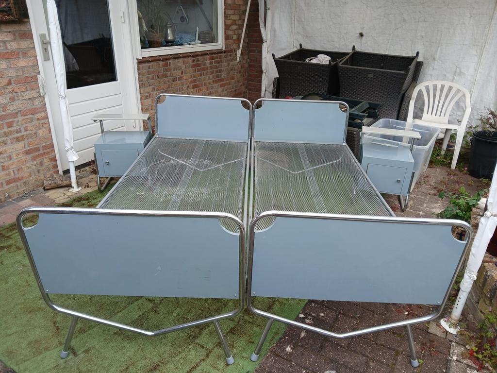 Vintage bedden met nachtkastje en tafel., Ophalen of Verzenden