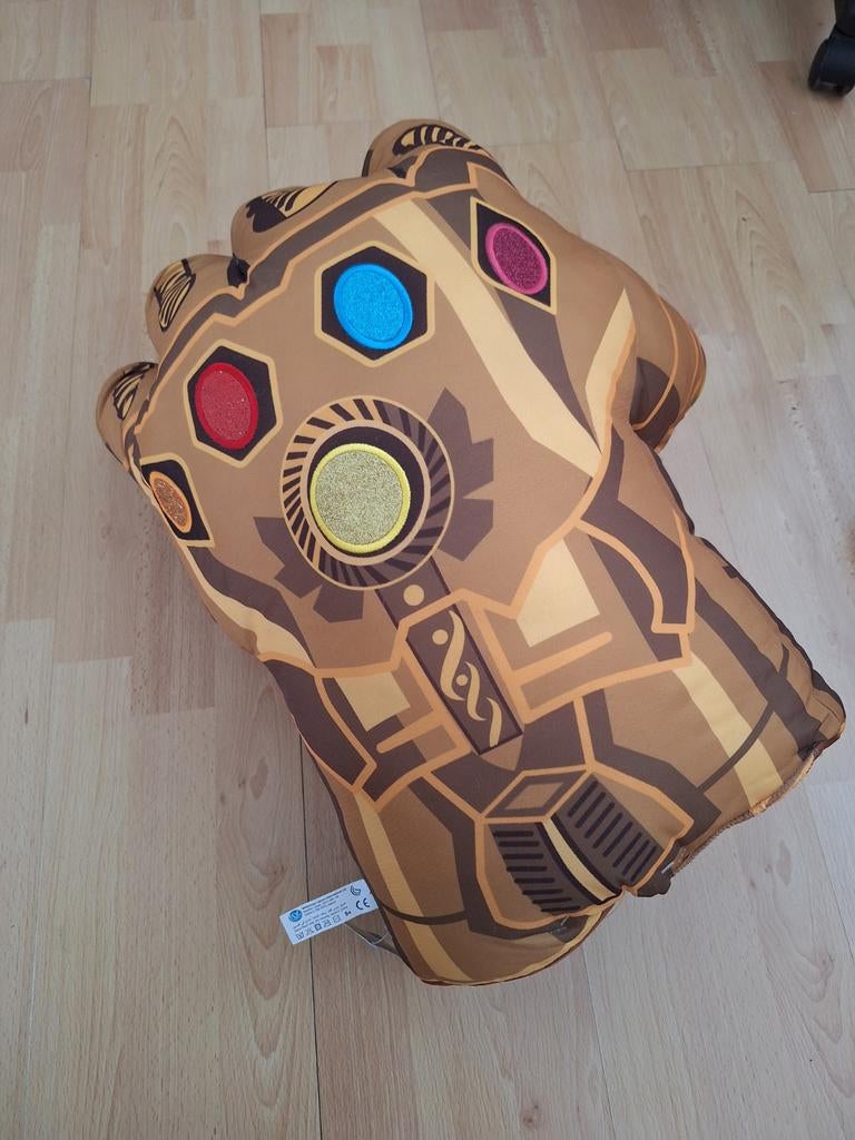 Thanos infinity gauntlet met handvat binnen, Ophalen of Verzenden, Zo goed als nieuw
