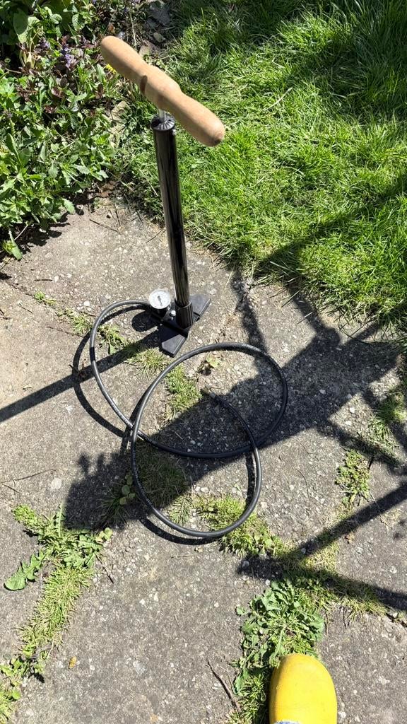 Cartoni fietspomp, Fietsen en Brommers, Fietsaccessoires | Fietspompen, Ophalen of Verzenden, Drukmeter, Zo goed als nieuw