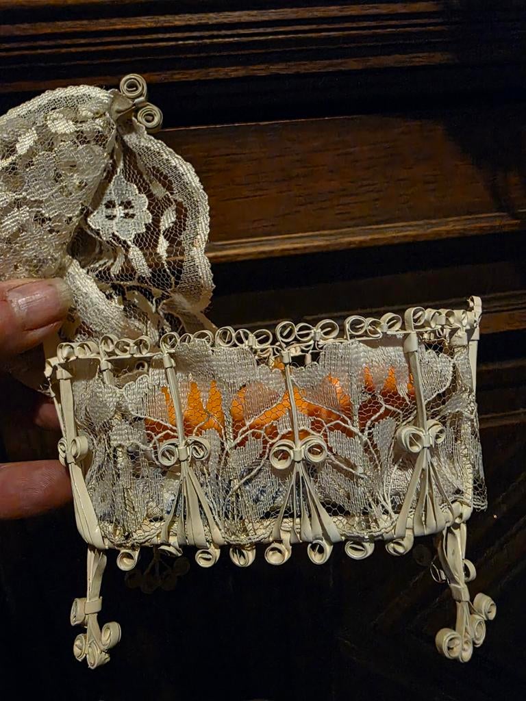 Antieke poppenwieg met kant en miniatuur baby, Antiek en Kunst, Ophalen of Verzenden
