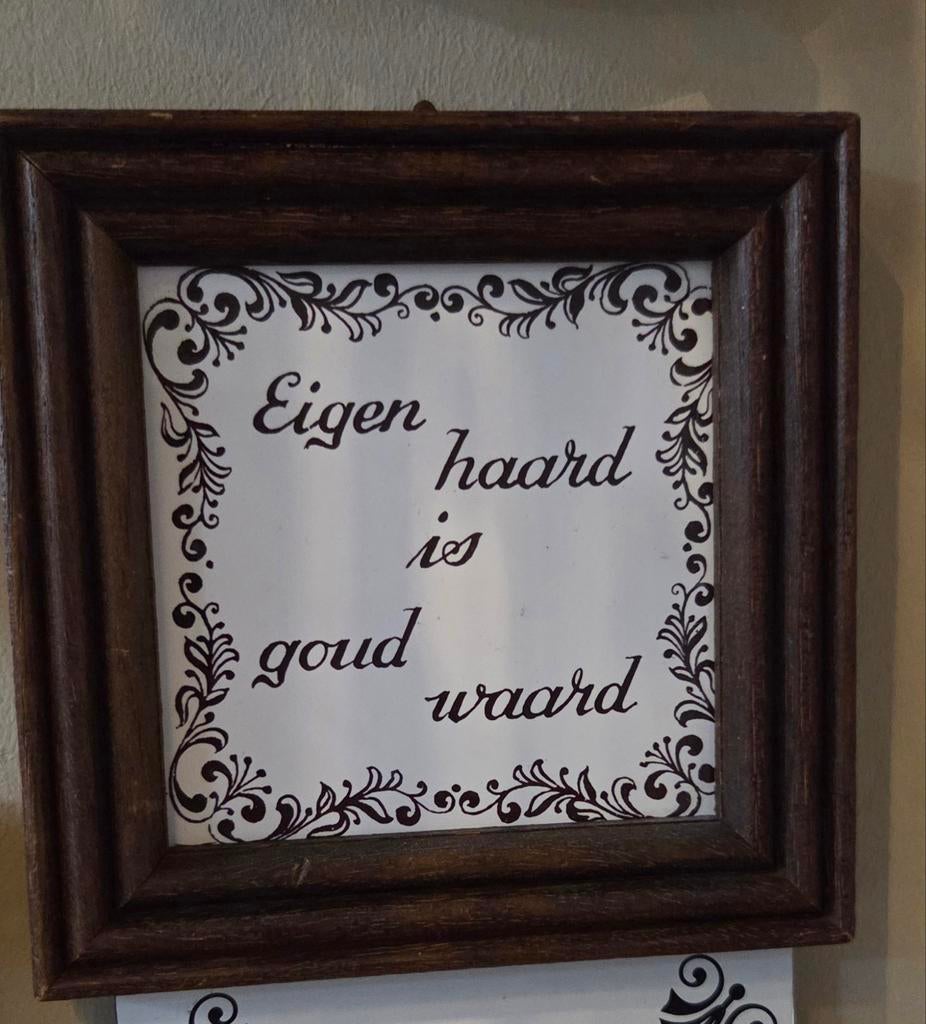 Ingelijst tegeltje 'Eigen haard is goud waard', Antiek en Kunst, Ophalen of Verzenden
