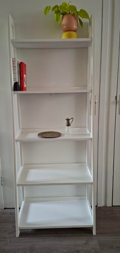Witte boekenkast met leuke vormgeving, Huis en Inrichting, Kasten | Boekenkasten, Ophalen, Gebruikt, 50 tot 100 cm, 150 tot 200 cm