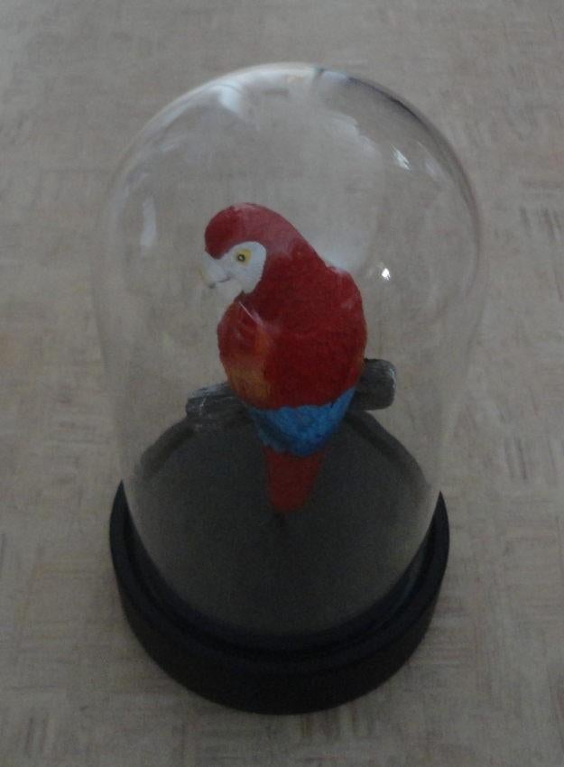 Papegaai in stolp (rode ara), Ophalen of Verzenden, Zo goed als nieuw, Dier