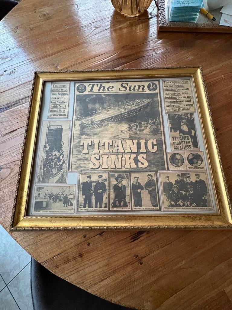 Ingelijste orginele krantenpagina 'Titanic Sinks' - The Sun, Antiek en Kunst, Ophalen of Verzenden