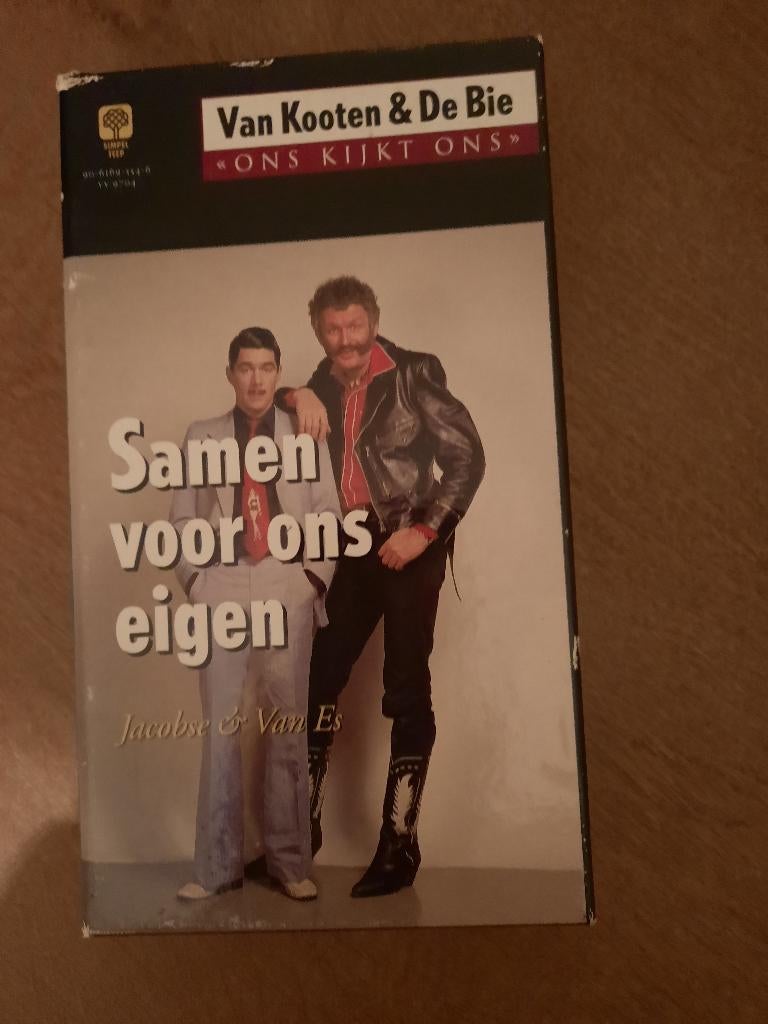 VAN KOOTEN EN DE BIE "Ons kent ons" Op VIDEO!, Alle leeftijden, Verzenden, Zo goed als nieuw, Nederlandstalig