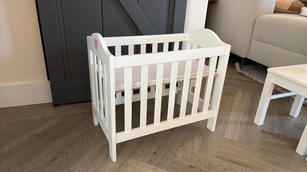 Houten poppenbedje, Ophalen of Verzenden, Zo goed als nieuw