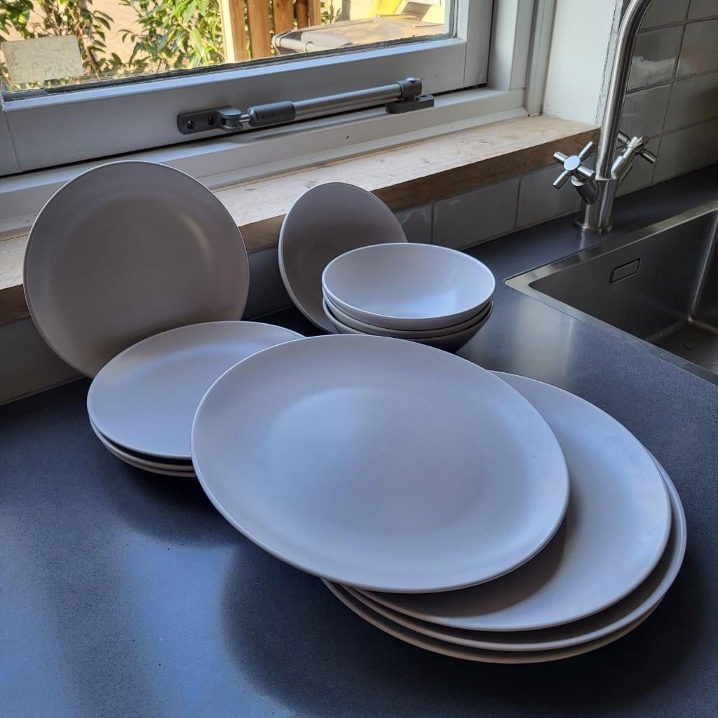 Servies Ikea 12 delig grijs, Ophalen of Verzenden, Zo goed als nieuw, Overige stijlen, Aardewerk
