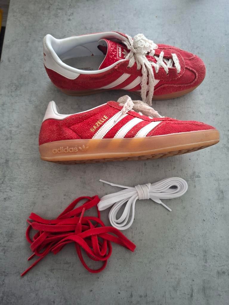 Adidas Gazelle rood suède maat 38 2/3, Ophalen, Adidas, Sneakers of Gympen, Gedragen