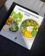 Vega Stoofpotjes Easy kookboek, Ophalen of Verzenden, Zo goed als nieuw