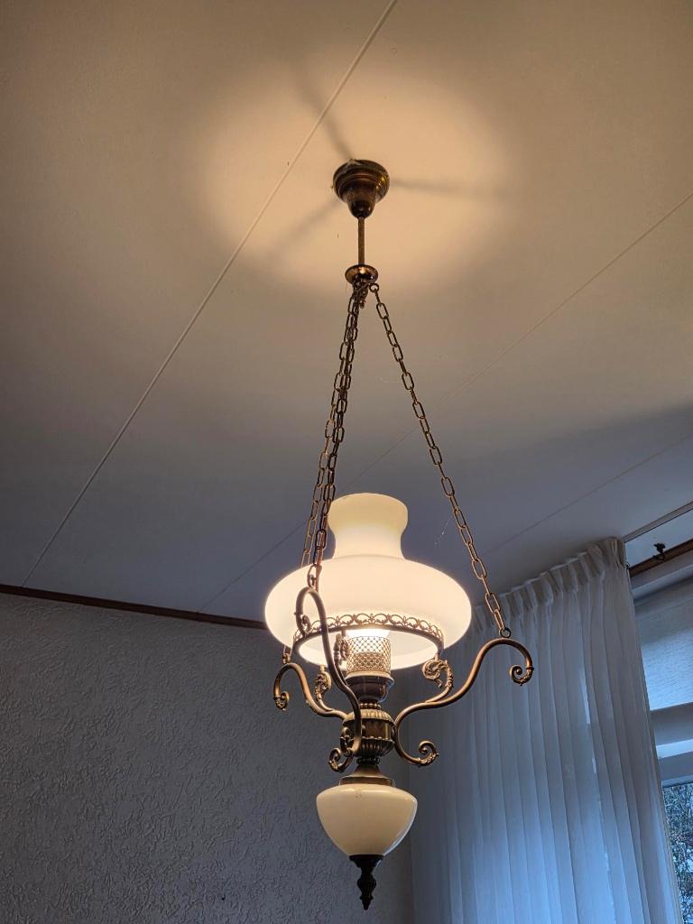 vintage hanglamp met witte glazen kap, lamp, olielamp, Antiek en Kunst, Antiek | Lampen, Ophalen of Verzenden