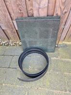 Drie rubberen tegels en een reststuk kunststof borderrand, Ophalen, Nieuw, 100 tot 200 cm, Minder dan 25 cm