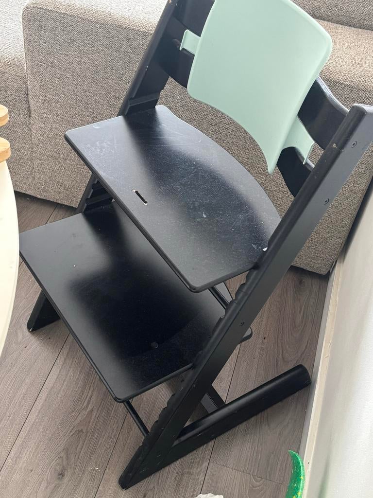 Stokke kinderstoel - Zwart met mintgroene rugleuning, Kinderen en Baby's, Kinderstoelen, Ophalen of Verzenden, Gebruikt, Meegroeistoel