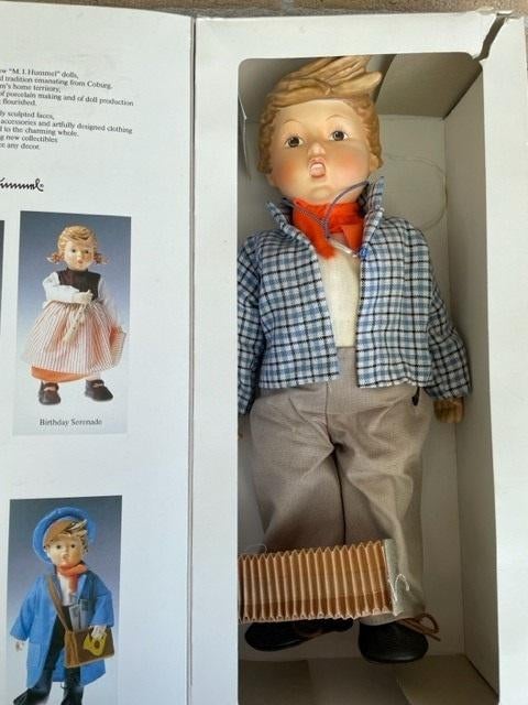 Goebel M.I. Hummel pop Birthday Serenade 1983, Verzamelen, Poppen, Ophalen of Verzenden, Zo goed als nieuw, Pop