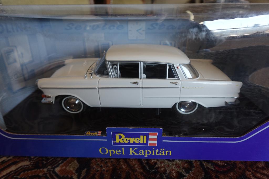 OPEL KAPITEIN WHITE 1;18  REVELL IN DOOS  ALS NIEUW, Ophalen of Verzenden, Zo goed als nieuw, Auto, Revell