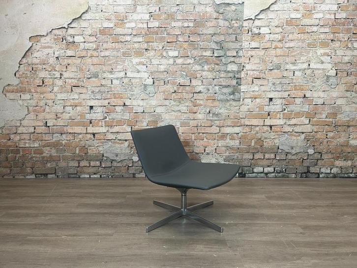 Arper Catifa 60 Lounge Chair bij TheReSales, Huis en Inrichting, Fauteuils, Zo goed als nieuw, Leer, Metaal, 50 tot 75 cm, 75 tot 100 cm