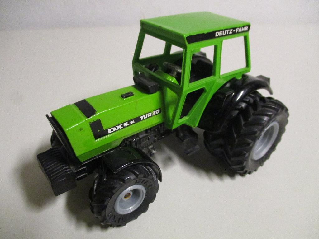 Siku Deutz Fahr DX6.31 met dubbellucht, Hobby en Vrije tijd, Modelauto's | 1:32, Ophalen of Verzenden, Gebruikt, Tractor of Landbouw