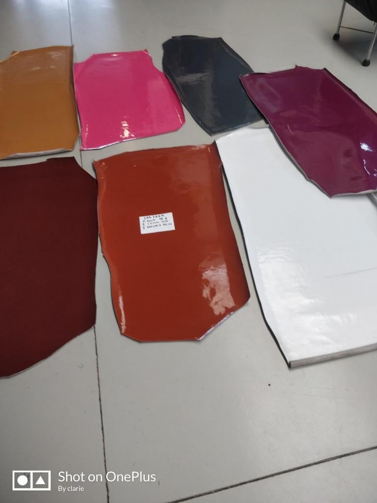 1,5 mm dik leer met glans voor weinig, Ophalen, Leer of Kunstleer, Nieuw, 30 tot 120 cm