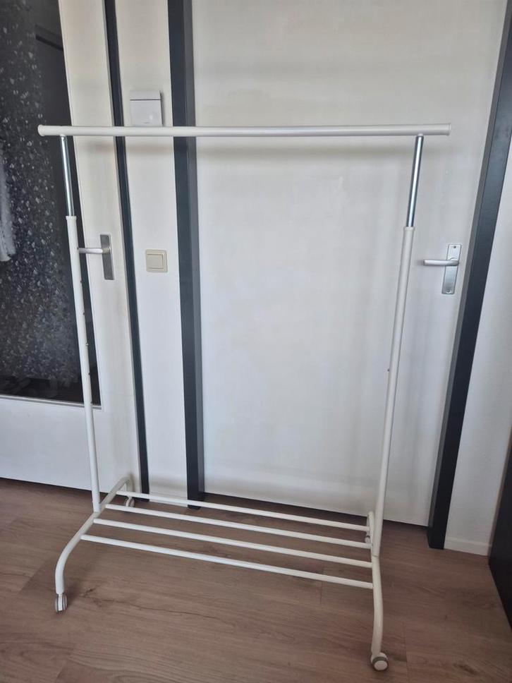 IKEA RIGGA Kledingrek - Verstelbaar en Verrijdbaar, Kleding | Dames, Kledingrekken, Zo goed als nieuw, Met wielen, Ophalen