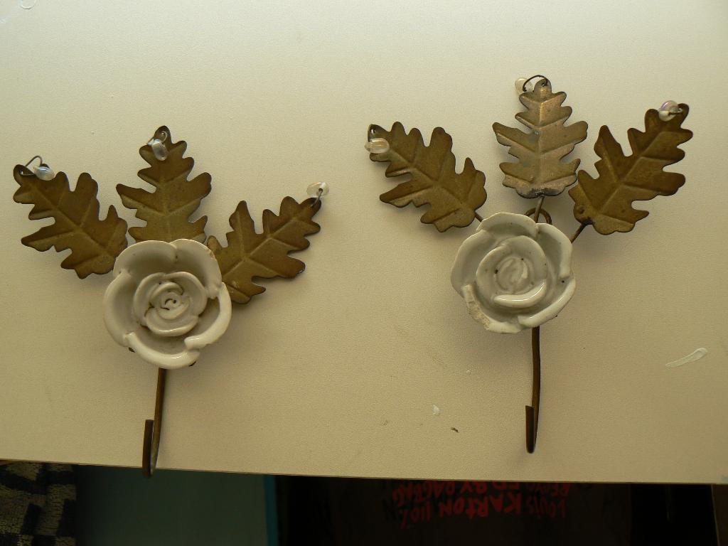 messing haken met eikenblad en porselein roos, Ophalen