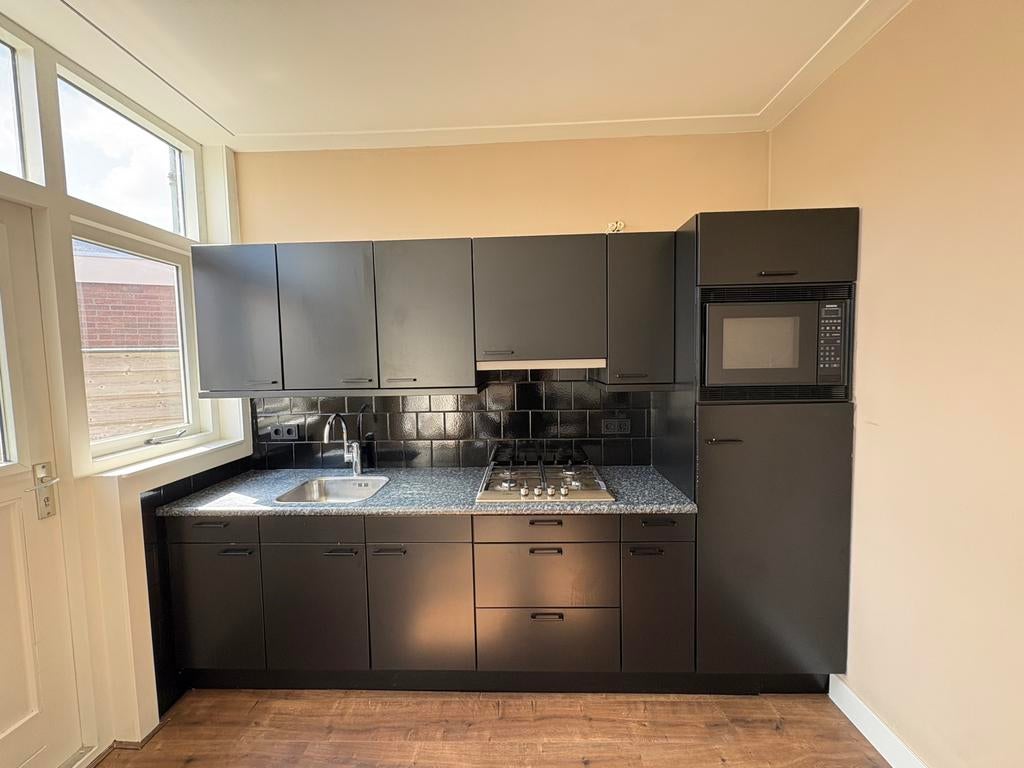 Mooie zwarte keuken met apparatuur, Huis en Inrichting, Keuken | Complete keukens, Ophalen, Zwart, Hoekkeuken, Graniet of Steen