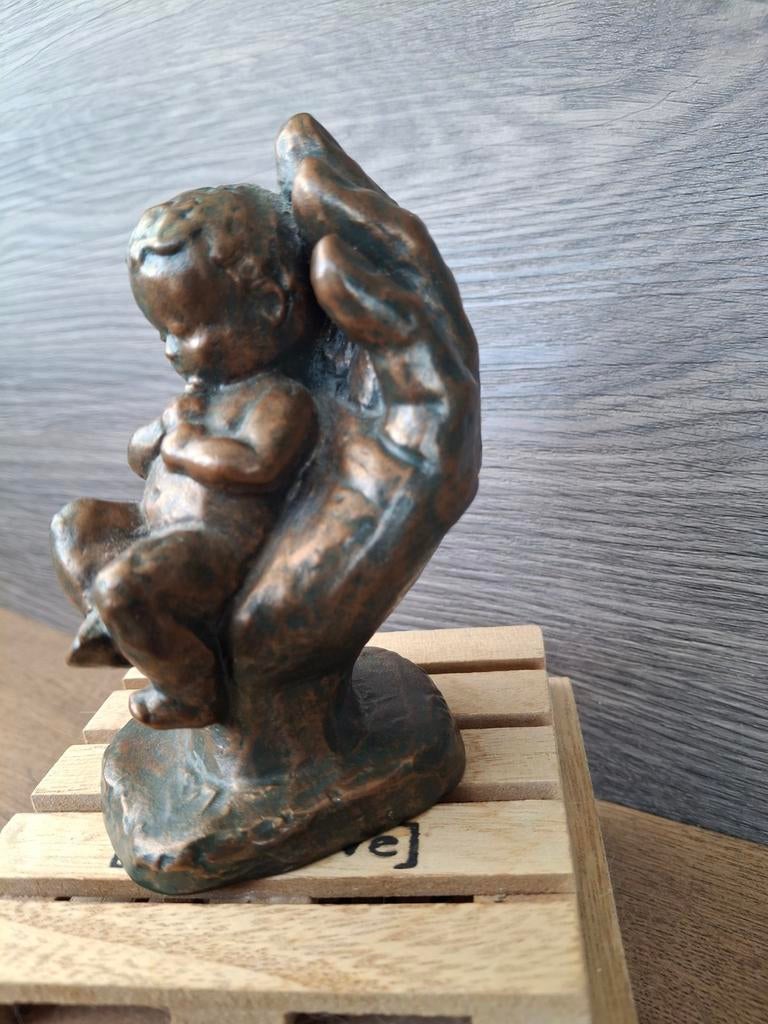 beeldje  Parastone "Geborgenheid" beeld van een baby in han, Ophalen of Verzenden, Brons