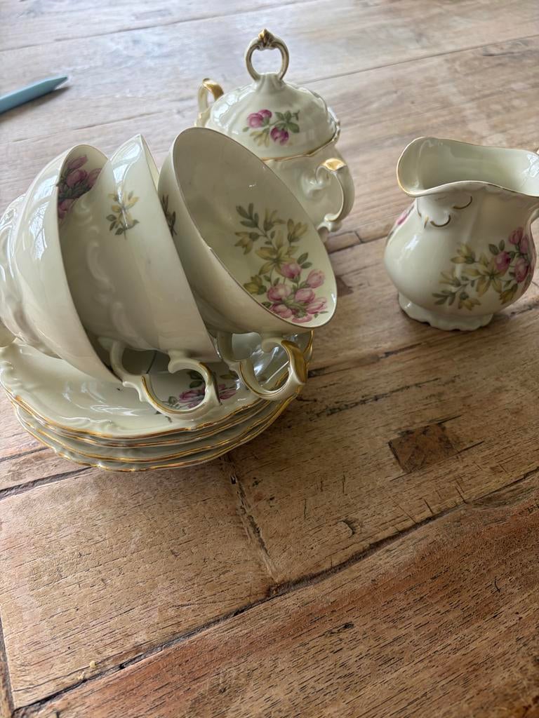 Theeservies met kannetje, suikerpot en 3 kopjes, Ophalen