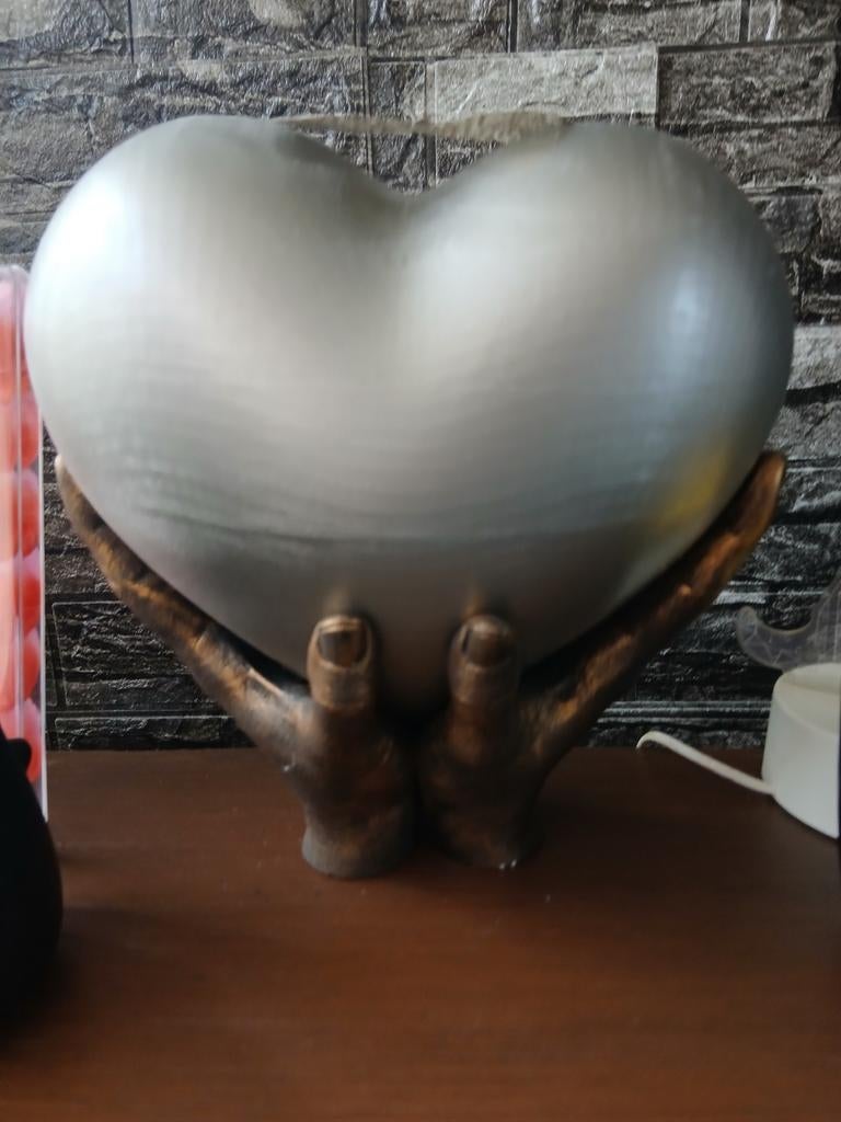 URN Decoratief hart op handen met een vlinder erop., Ophalen, Nieuw