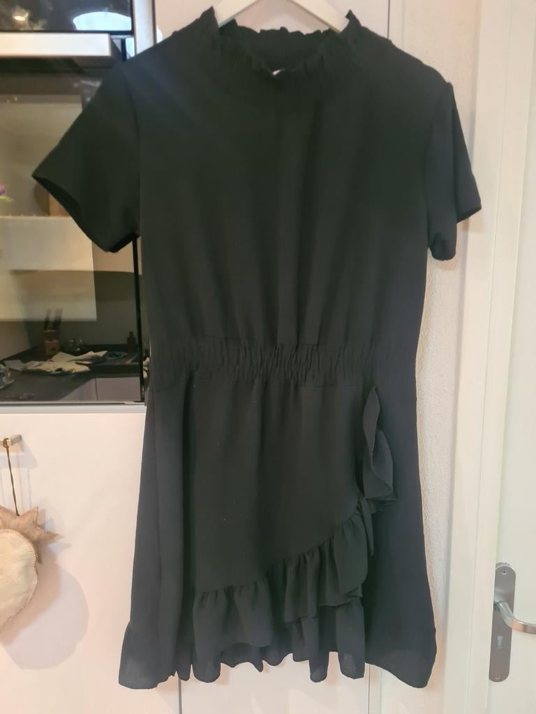 Zwarte jurk met ruches, Ophalen of Verzenden, Zo goed als nieuw, Zwart, Boven de knie