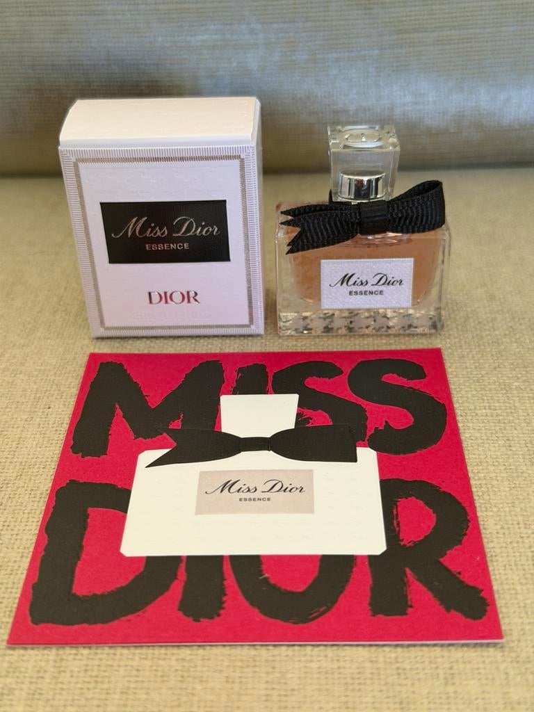Miniatuur Miss Dior Essence 5 ml edp met parfumkaartje nieuw, Ophalen of Verzenden, Nieuw, Miniatuur, Gevuld